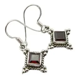 Fyrkantigt granat örhängen i oxiderat sterlingsilver
