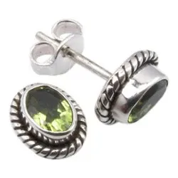 Gröna peridot örhängestift i oxiderat sterlingsilver
