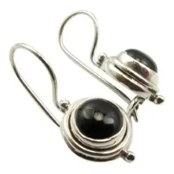 Runda onyxer örhängen i silver