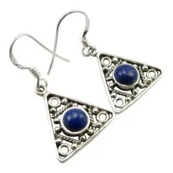 Trekantigt blå örhängen i oxiderat sterlingsilver