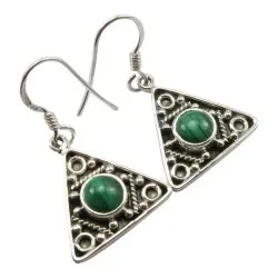 Trekantigt gröna örhängen i oxiderat sterlingsilver