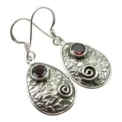 Röda granat örhängen i oxiderat sterlingsilver