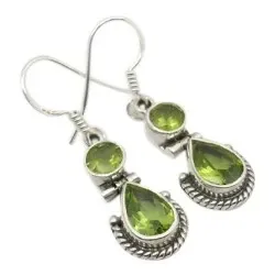 gröna peridot örhängen i oxiderat sterlingsilver