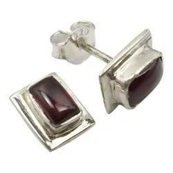 Fyrkantigt röda granat örhängestift i silver