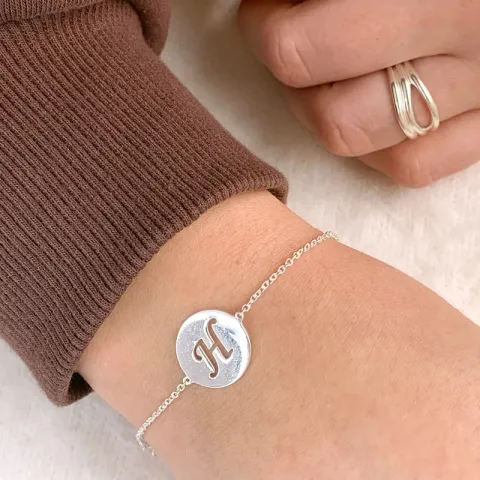 bokstav h med repor armband i silver med hängen i silver