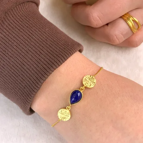 lapis lazuli armband i förgyllt silver med hängen i förgyllt silver