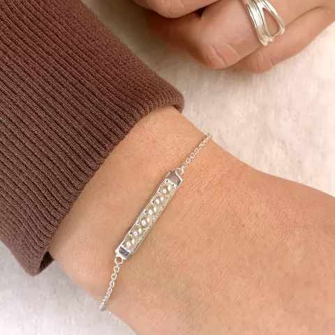 armband i silver med hängen i silver