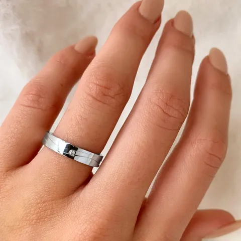 Enkel zirkon ring i rhodinerat silver