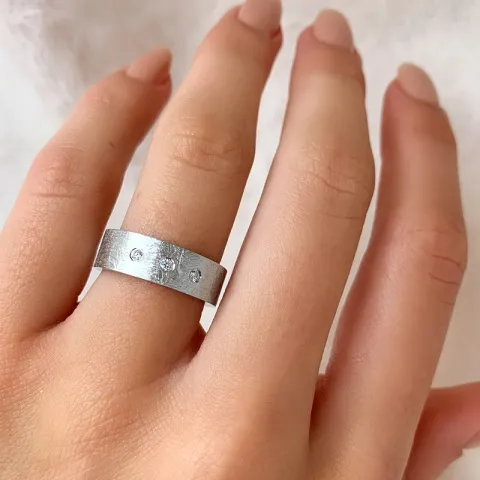 Sandblåst zirkon ring i rhodinerat silver