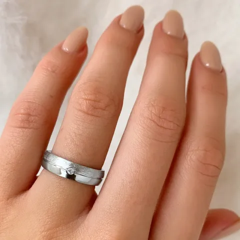 sandblåst zirkon ring i rhodinerat silver