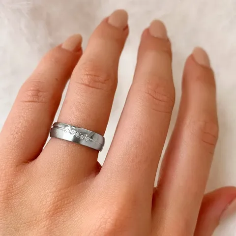 borstat ring i rhodinerat silver