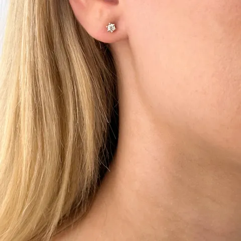 2 x 0,15 ct solitäreörhängestift i 14 karat guld med diamant