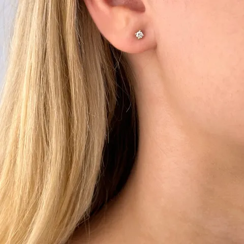 2 x 0,10 ct diamant solitäreörhängestift i 14 karat guld med diamant