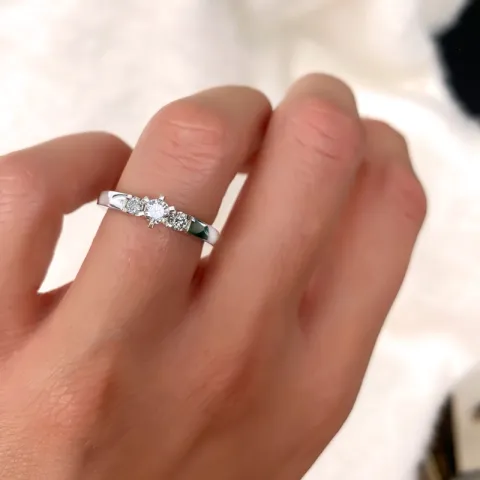 diamantring i 14  karat vitguld 0,36 ct