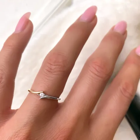 smal diamant ring i 14  karat guld- och vitguld 0,051 ct