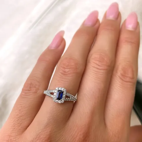fyrkantigt safir diamantring i 14 karat vitguld 0,38 ct 0,31 ct