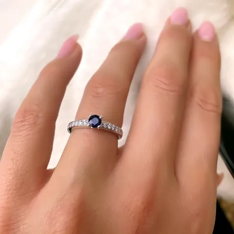 blå safir diamantring i 14 karat vitguld 0,20 ct