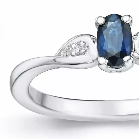 oval blå safir ring i 14  karat vitguld 0,008 ct 