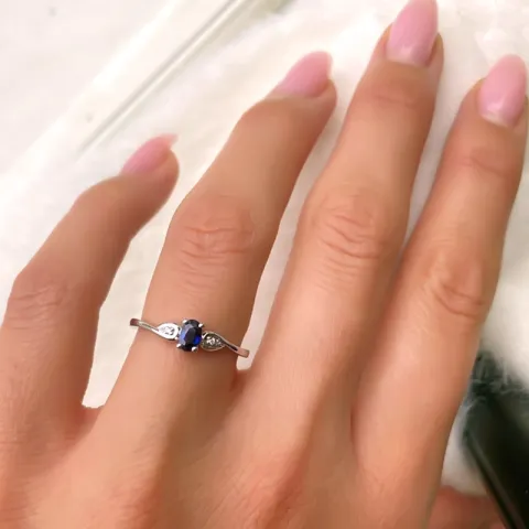 oval blå safir ring i 14  karat vitguld 0,008 ct 