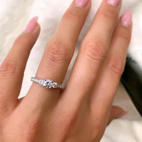 äkta diamant ring i 14 karat vitguld 0,30 ct 2 x 0,10 ct 0,11 ct