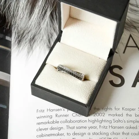 sort diamant vitgulds ring i 14 karat vitguld 0,165 ct 0,165 ct