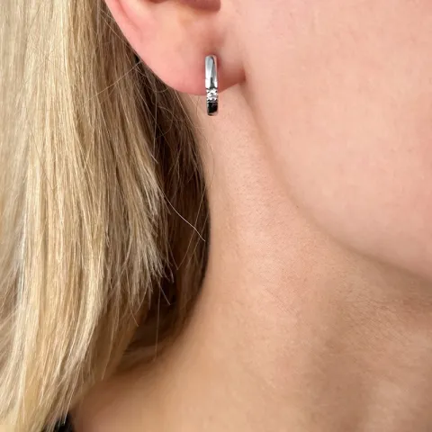 halvcreol i 14 karat vitguld med diamant