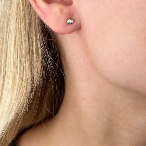 runda diamant solitäreörhängestift i 14 karat guld med diamant 