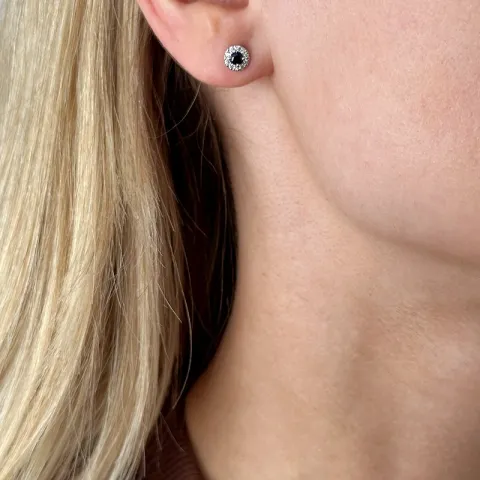 runda blå safir vitguld örhängestift i 14 karat vitguld med diamant och safir