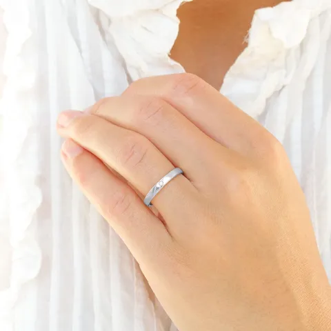 4 och 3 mm vigselsringar i 9 karat vitguld 0,02 ct - set