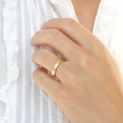 4 mm vigselsringar i 9 karat guld 0,03 ct - set