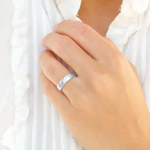 5 mm vigselsringar i 9 karat vitguld 0,03 ct - set