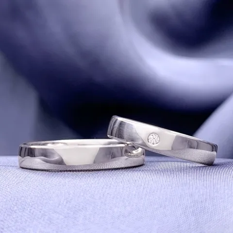 6 och 4 mm vigselsringar i 9 karat vitguld 0,03 ct - set