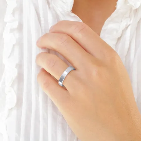 4 mm vigselsringar i 9 karat vitguld 0,03 ct - set