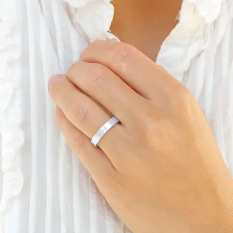 4 mm vigselsringar i 9 karat vitguld 0,03 ct - set