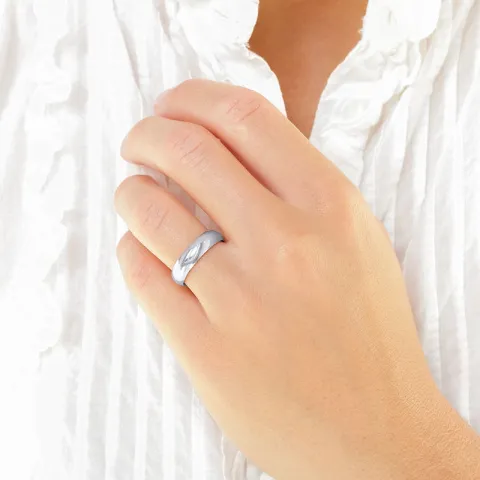 5 och 4 mm vigselsringar i 9 karat vitguld 0,03  ct - set