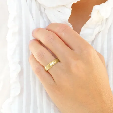 6 och 5 mm vigselsringar i 9 karat guld 0,03 ct - set