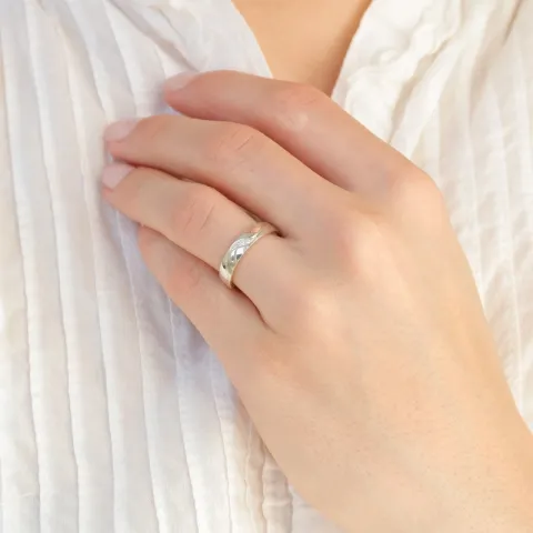 4 mm diamant vigselsring i 9 karat vitguld 0,008 ct och 0,015 ct