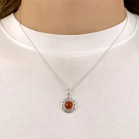 blommor hängen i silver