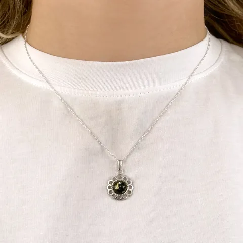 blommor hängen i silver