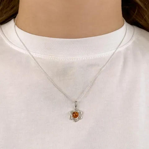 Blank blommor hängen i silver