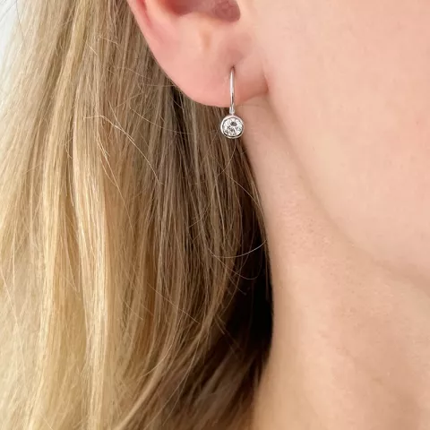 5 mm runda örhängen i rhodinerat silver