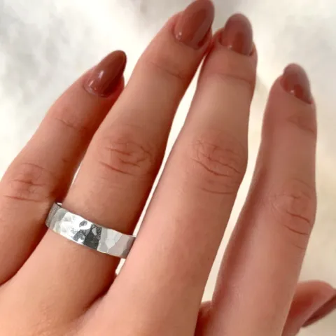 Strukturerad ring i silver