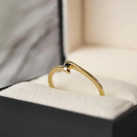 svart diamant ring i 9 karat guld 0,02 ct