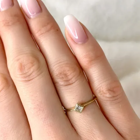 Fyrkantigt diamantring i 9 karat guld 0,12 ct