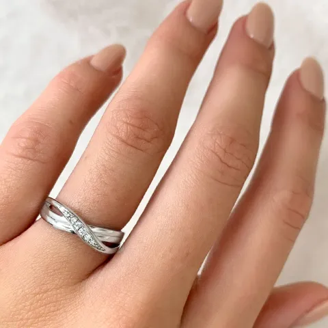 Elegant vridet zirkon ring i silver