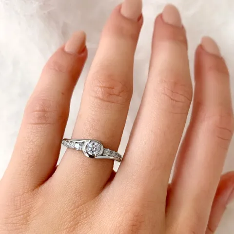 Abstrakt vit zirkon ring i silver