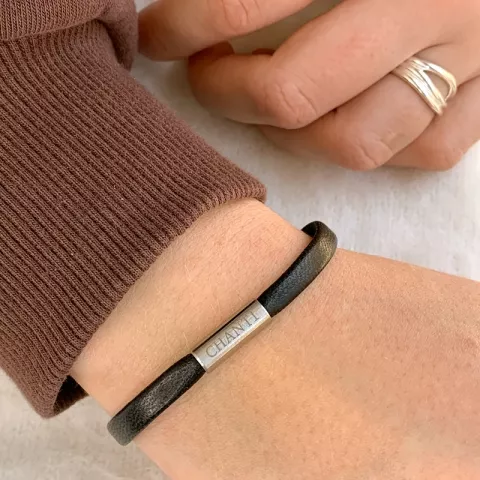 Platt svart läder armband i stål  x 6 mm