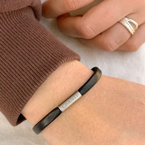 Platt svart läder armband i stål x 6 mm