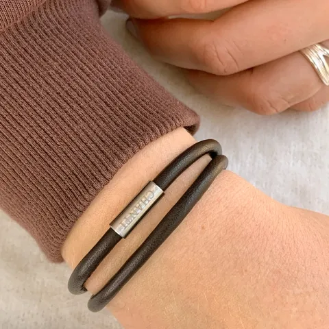 Rund svart läder armband i stål  x 4 mm