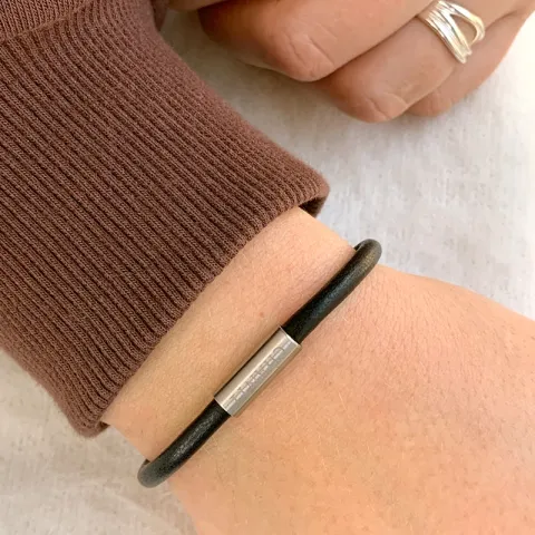 Rund svart läder armband i stål  x 4 mm